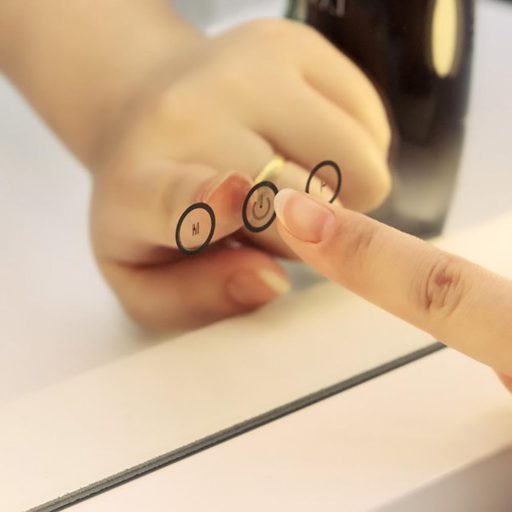 Specchio per trucco LED con controllo touchscreen e luminosità regolabile