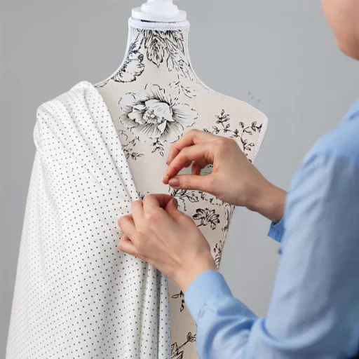 Manichino regolabile con copertura in poliestere e base in MDF per cucito e design della moda